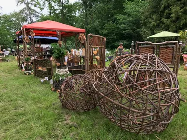 Weidenkugeln am Stand
